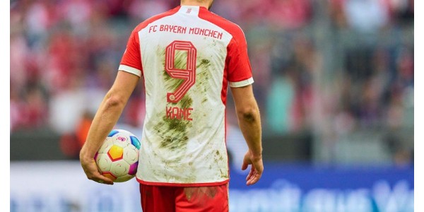 Los aficionados del FC Bayern München abandonan temprano el partido en casa